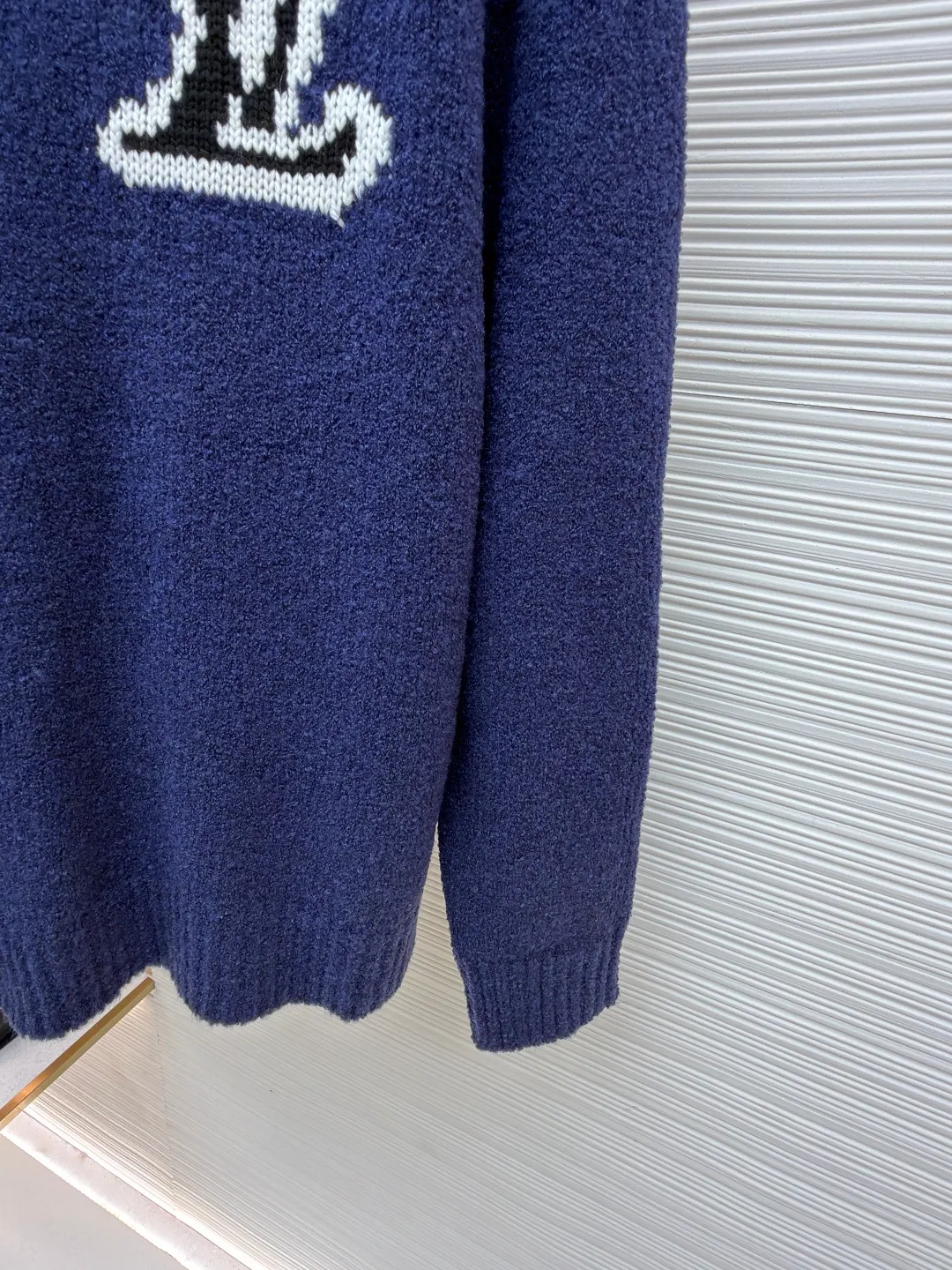 LOUIS VUITTON double-sided intarsia sweater ●Item number: 1681844-A85 ●Material: wool blended fabric ●Technology: knitted intarsia production ●Version: fitted version ●Weight: about 670 grams ●Size: S-M-L-XL ●Description: Made of custom-woven and dyed sheep wool 65% cotton %20 Spandex 15%. The special washing process is very soft and skin-friendly. It has 7 knitting workers. The thickness of each stitch of the inlay on the clothing logo is consistent with ZP. The back logo is mirror inlay. This crew-neck sweater is made of a blend of sheep wool and yak hair, and uses thick yarn to create a comfortable texture. The contrasting LV logo is integrated into the knitted fabric, and the mirror-effect logo is cleverly displayed on the rear. The casual and elegant design makes it easy to style your weekend look. The overall wiring is straight and delicate, the fabric is comfortable and soft, and the color is consistent without color difference. It can be matched with the same style to create a fashionable look and control various occasions. Customized accessories, complete with three standards, same style for men and women!